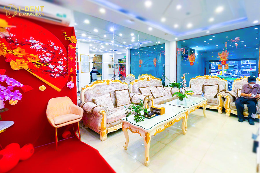 Sảnh chờ được thiết kế theo phong cách Châu Âu sang trọng với tông màu vàng chủ đạo, mang đến cảm giác ấm áp, dễ chịu.