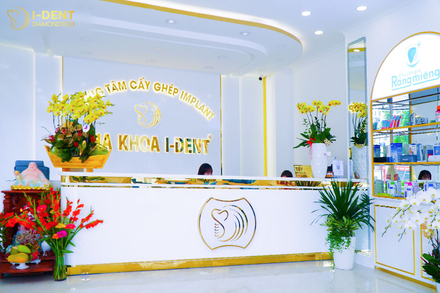 Đội ngũ nhân viên chuyên nghiệp tại quầy lễ tân luôn sẵn sàng đón tiếp và hỗ trợ khách hàng.
