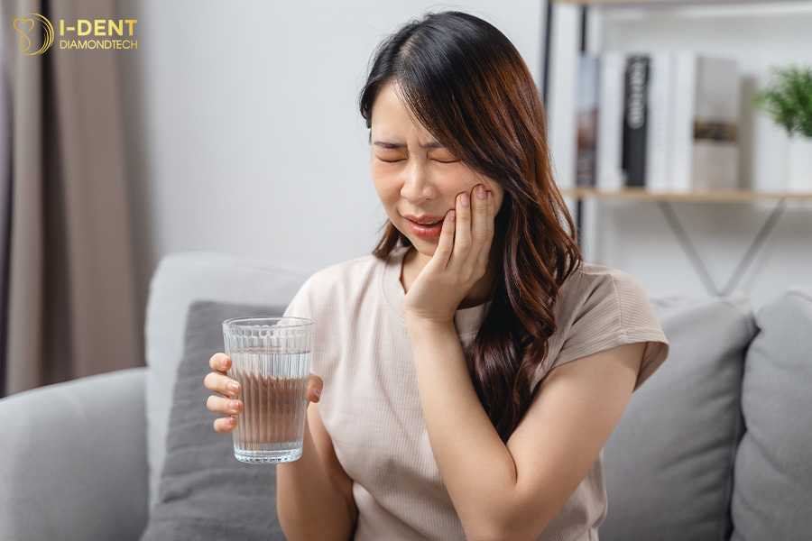 răng bọc sứ lâu năm bị ê buốt